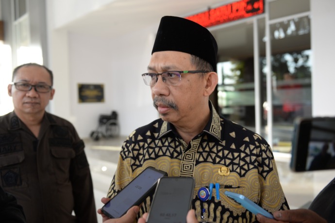 JADI SAKSI: Sekda Pontianak, Mulyadi, berbicara kepada para wartawan usai memenuhi pemanggilan penyidik Kejaksaan Negeri (Kejari) Pontianak, Kamis (4/5). (HARYADI ADONG EKO/PONTIANAK POST)