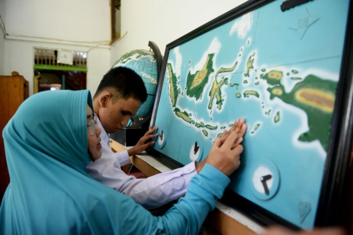 SEMANGAT BELAJAR: Proses belajar mengajar di Lembaga Pendidikan Islam (LPI) Arrahmah di Jalan Timor, Kota Baru, Pontianak. Meski dalam keterbatasan, murid-murid di sekolah itu memiliki semangat belajar. (Meidy Khadafi/Pontianak Post)