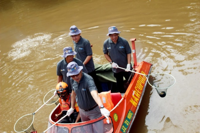 BERI ARAHAN: Bupati Kubu Raya Muda Mahendrawan memberikan arahan pada Peringatan Hari Lingkungan Hidup Sedunia di Pelabuhan Rasau Jaya, Kecamatan Rasau Jaya, kemarin (5/6). (kanan) Bupati bersama Ketua DPRD Kubu Raya Agus Sudarmansyah ikut membersihkan sa