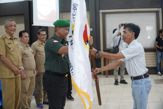 PENYERAHAN PATAKA: Wakil Ketua I Inkai Provinsi Kalbar, Kolonel Czi. Kholid Firdaus, menyerahkan bendera pataka Inkai sebagai tanda pelantikan kepada Ketua Pengurus Kabupaten INKAI Bengkayang, Yulius Heri, Selasa (27/6). SIGIT ADRIYANTO/PONTIANAK POST