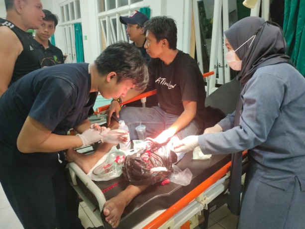 Warga Kapuas Hulu mendapat perawatan usai terkena benang layangan. foto pik