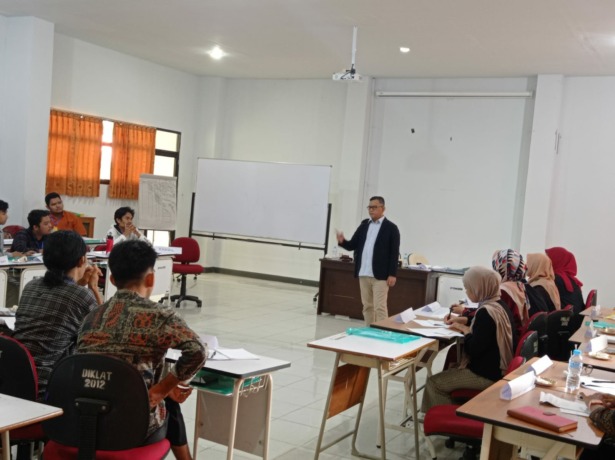 Zulfydar Zaidar Mochtar memberikan pelatihan ekonomi berkelanjutan untuk anggota HMI Kota Pontianak.
