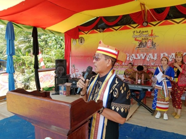 BUKA GAWAI : Asisten III Sekda, Heronimus Tanam, membuka Gawai Dayak Babantatn Polas Laman Kampung Buah Kecamatan Sungai Laur, Rabu (28/6). IST