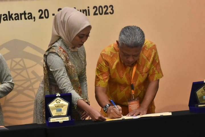 HIBAH : Bupati Kubu Raya, Muda Mahendrawan menandatangani naskah hibah dan berita acara serah terima barang milik Negara Badan geologi dan Dirjen Energi Baru Terbarukan dan KOnservasi Energi kepada Pemda. Prokopim Kubu Raya