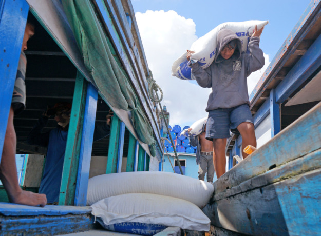 BURUH ANGKUT: Pekerja bongkar muat di Dermaga kapuas Indah membuat barang ke dalam kapal jurusan Kayong Utara, Senin (1/5). Upah yang tak pasti didapatkan menjadi pekerja bongkar muat membuat pekerjaan tersebut penuh dengan risiko. (HARYADI/PONTIANAKPOST)
