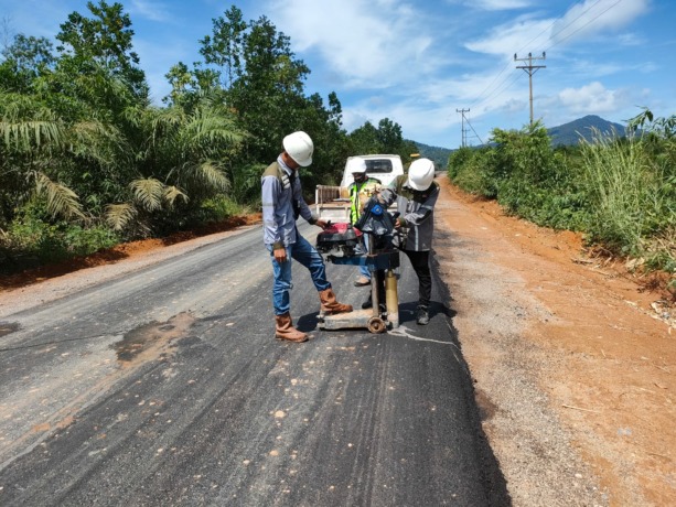 JALAN: Kondisi bagian ruas Jalan Tumbang Titi-Tanjung yang sempat rusak akibat dilewati tronton sudah selesai diperbaiki. (DINAS PUPR KALBAR FOR PONTIANAK POST)