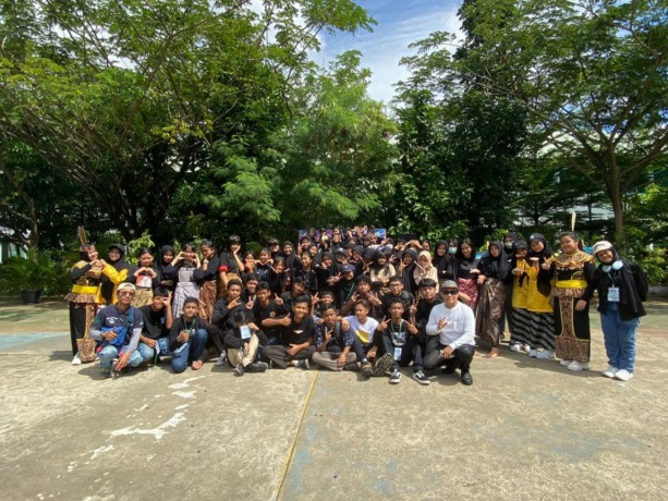 Para siswa foto bersama pada kegiatan Festival Seni yang bertajuk “13 Art Festival” pada 13-15 Juni lalu.