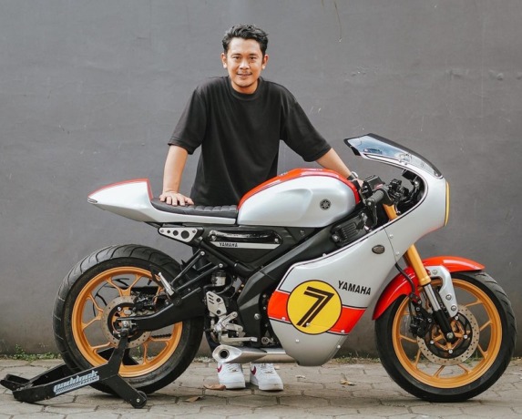 Juara Customaxi Metal Sheet Class custom XSR 155 karya Andi Akbar (Atenx Katros) bergaya cafe racer full fairing