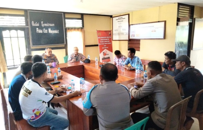 PERTEMUAN: Pertemuan Kapolsek bersama Satpol PP dengan beberapa Kepala Desa di Kecamatan Jongkong membahas persoalan di Jongkong yang lagi berpolemik, Kamis (15/6).  IST