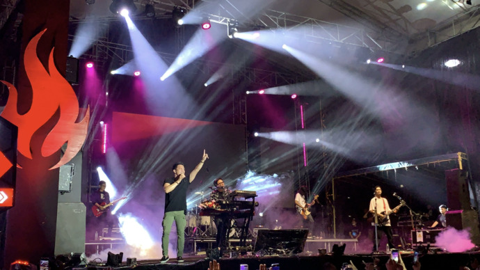 MEMUKAU: Aksi panggung Ariel Noah sukses memukau ribuan penonton yang menyaksikan panggung malam pertama Flame Fest 2023 di Jalan Rahadi Usman, Kota Pontianak, Sabtu (10/6).