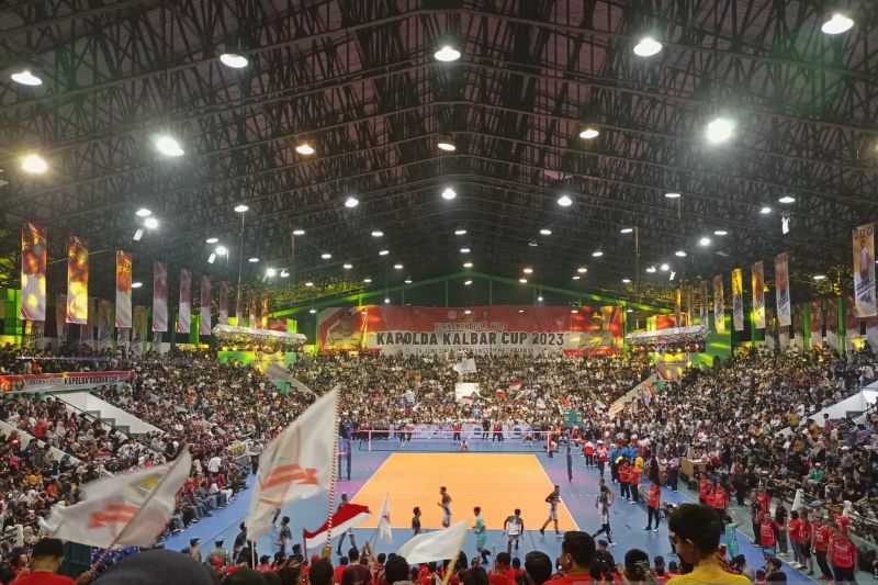 MERIAH: Suasana saat Final Turnamen Kapolda Cup 2023, Sabtu (24/6) yang pertandingan tim putra dari Polda Kalbar melawan Polresta Pontianak untuk mendapatkan juara 1 dan juara 2. ANTARA/Indah Lestari