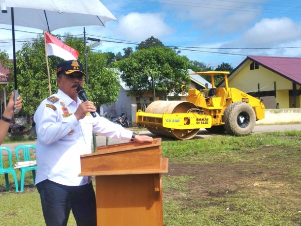 LAUNCHING : Wabup Sanggau di acara launching pengerjaan Jalan dari Balai Karangan menuju Keladang II di Kecamatan Sekayam. SGG/PONTIANAK POST