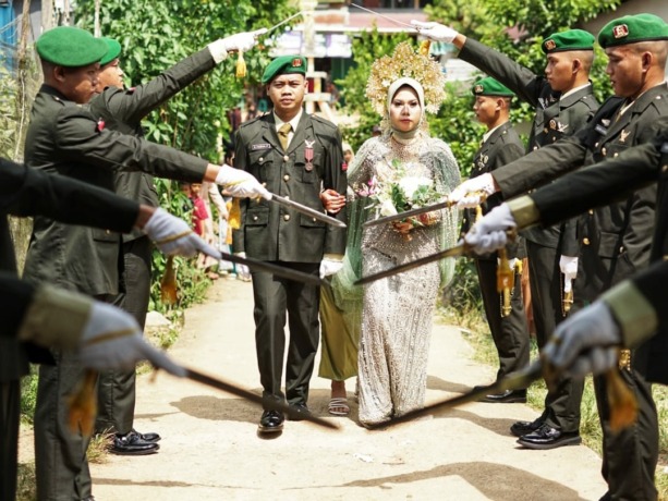 SANGKUR PORA: Tradisi kemiliteran TNI AD turut menjadi perhatian warga di Desa Sami, Kecamatan Bonti, karena baru pertama kali dilaksanakan di wilayah tersebut. SUGENG/PONTIANAK POST