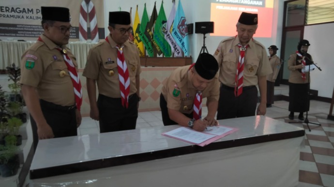 Penandatanganan MoU antara Kwartir Nasional Gerakan Pramuka dengan Kwartir Daerah Gerakan Pramuka Kalbar mengenai Sosialiasi Seragam Pramuka. IST