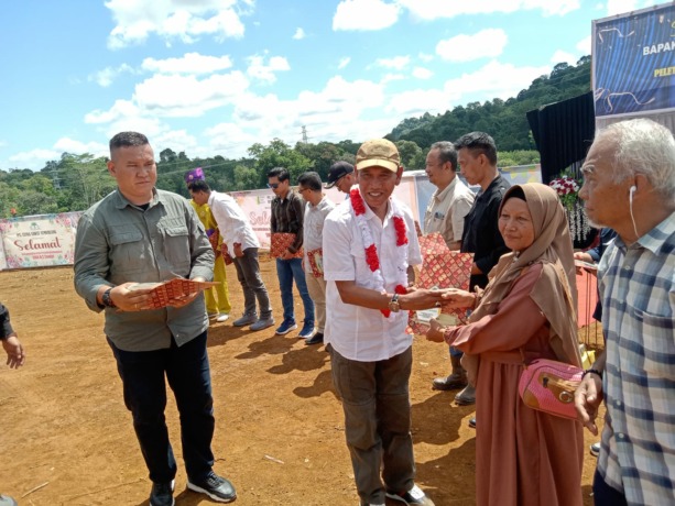 PENGHARGAAN : Wabup Ketapang, Farhan, menyerahkan piagam penghargaan kepada keluarga penghibah tanah serta dunia usaha yang membantu mensukseskan persiapan pembangunan SMAN 2 Sandai, Kamis (8/6). IST