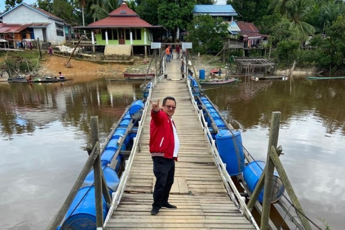 Warga Dusun Selatai, Desa Lalang, Kecamatan Tayan Hilir, Kabupaten Sanggau membutuhkan jembatan permanen sebagai akses membawa hasil perikanan, pertanian dan perkebunan ke ibukota kecammatan atau kabupaten.