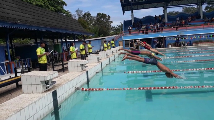 Puluhan atlet renang, Jumat (16/6) mengikuti lomba Cabang Olahraga Renang pada Pekan Olahraga Pelajar Daerah (POPDA) Kalimantan Barat di Kolam Renang JC Oevang Oeray, Kota Pontianak.  Ashri Isnaini/Pontianak Post