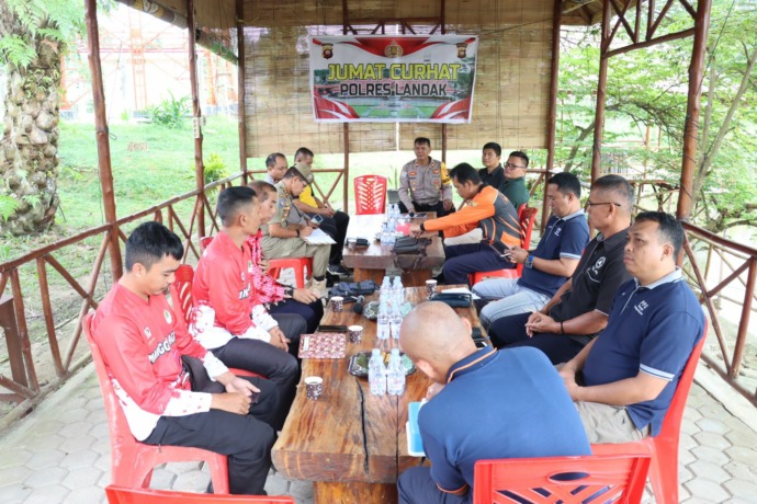 Diskusi bertajuk Jumat Curhat di Mako Polres Landak, Jumat (16/6). (ISTIMEWA)