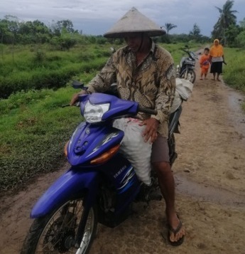 Petani tampak membawa salah satu hasil panennya berupa cabai dari dusun tani ini.