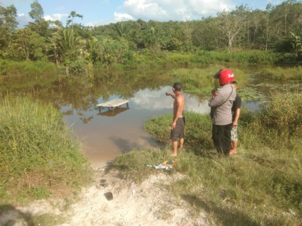 Lokasi kolam bekas PETI tempat tenggelamnya korban di Dusun Dengoan Desa Dengoan Kecamatan Ngabang, Minggu (18/6). (ISTIMEWA)