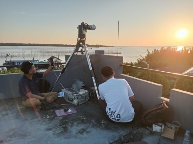 Petugas dari BRIN sedang memantau anak bulan untuk menentukan awal bulan Dzulhijjah.