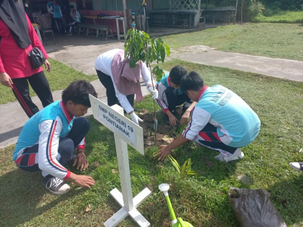 Siswa sedang menanam pohon di lingkungan belajarnya. IST
