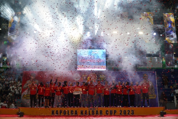 SEMARAK: Suasana penutupan turnamen bola voli Kapolda Kalbar Cup 2023. PLN UNTUK PONTIANAK POST