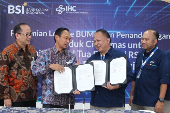 SEVP Consumer Banking BSI Wawan Setiawan (kiri kedua) bersama Direktur RS Pelabuhan dr. Sapto Harry Kriswanto, MARS (kanan kedua) didampingi SVP Gold & Pawning Business BSI Mahendra Nusanto S (kiri pertama) dan SEVP Business Support RS Pelabuhan R. Sadono