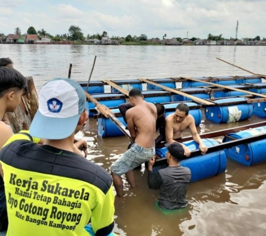 Semangat gotong royong warga saat membangun teras apung tahun lalu. (Instagram @kim.mendawai)
