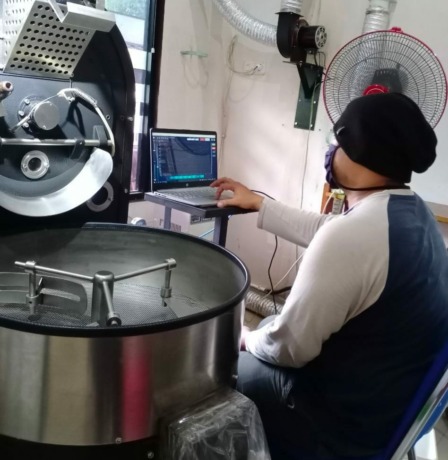 Restu, owner sekaligus roaster kopi 101 Coffee House. Dalam produksi kopinya, Restu menerapkan konsep digital yaitu menggunakan perangkat lunak khusus yang memudahkannya. (Syahriani/Pontianak Post)