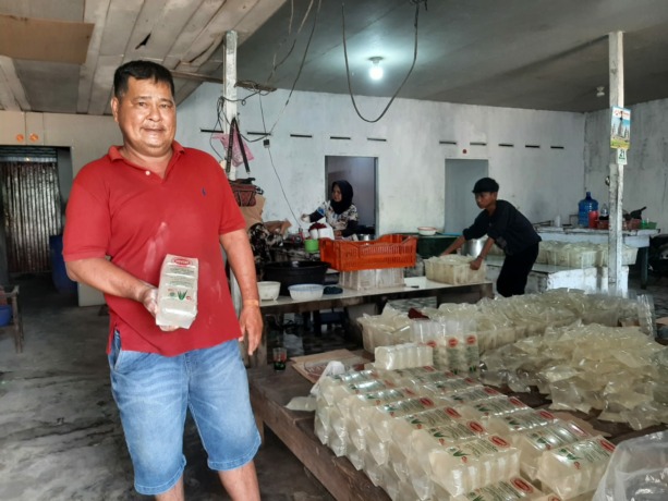 Atong, pengusaha minuman lidah buaya Hovera. (Syahriani/Pontianak Post)