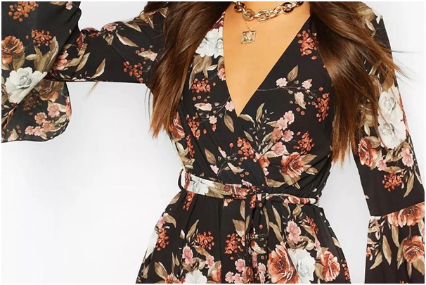 Playsuit Motif Floral dengan Kalung.