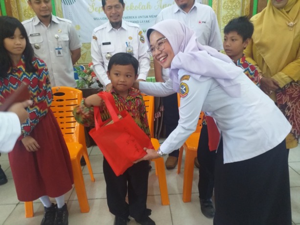 SEPATU: Fikri Al Fayza, Valensia, Fauzan Rivaldi terima sepatu dari Komunitas Kite Pontianak, Rabu (21/6). (MARSITA RIANDINI/PONTIANAK POST)