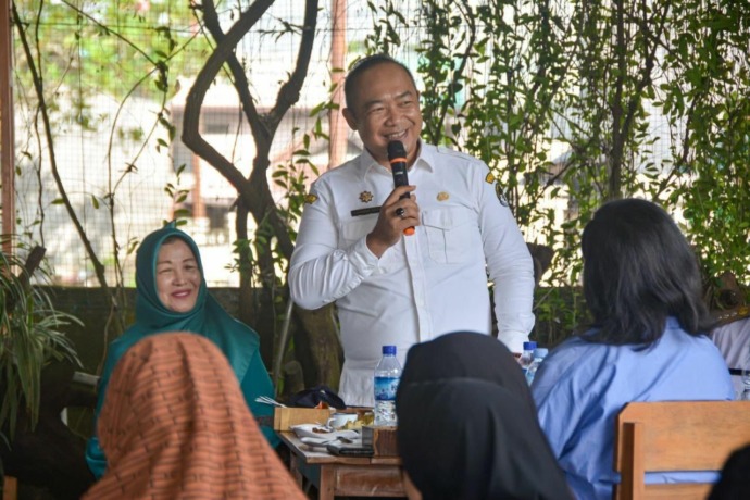 RESMIKAN: Sekda Ketapang, Alexander Wilyo, meresmikan RM Djadoel Obic di Kelurahan Kauman, Kecamatan Benua Kayong, Rabu (24/5). (IST)