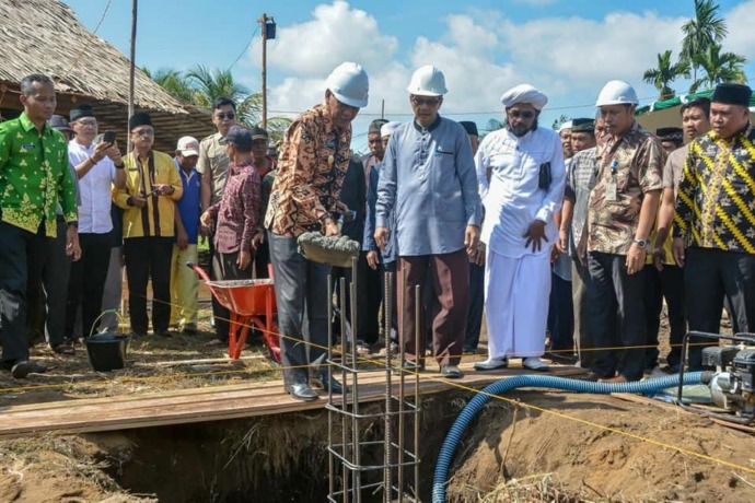 DIMULAI: Wabup Ketapang, Farhan, meletakkan batu pertama pembangunan Masjid Baiturrahman di Desa Baru, Kecamatan Benua Kayong, Jumat (26/5). (IST)