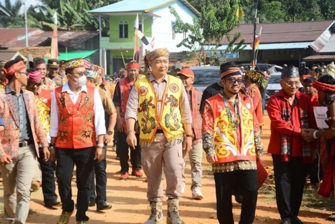 HADIRI GAWAI: Sekda Ketapang, Alexander Wilyo, menghadiri sekaligus membuka Gawai Nyapat Tautn XII Kecamatan Simpang Hulu, Sabtu (1/7). IST