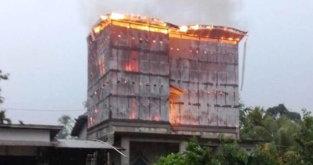 TERBAKAR: Bangunan dua lantai penangkaran walet di Desa Peniti Dalam II, Kecamatan Segedong, ludes terbakar akibat tersambar petir, Sabtu (1/7) sore. IST