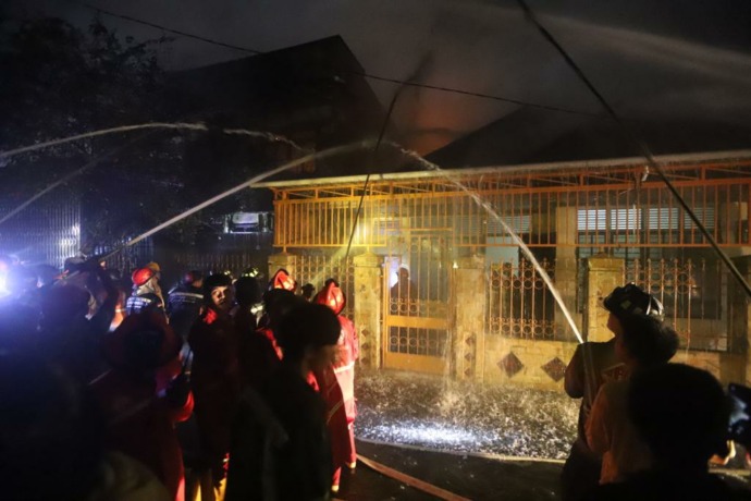 Petugas pemadam kebakaran saat berjibaku memadamkan api yang membakar Dua bangunan di kawasan padat penduduk di Jalan Siam, Pontianak Selatan, Selasa (4/7), malam. foto Arief Nugroho