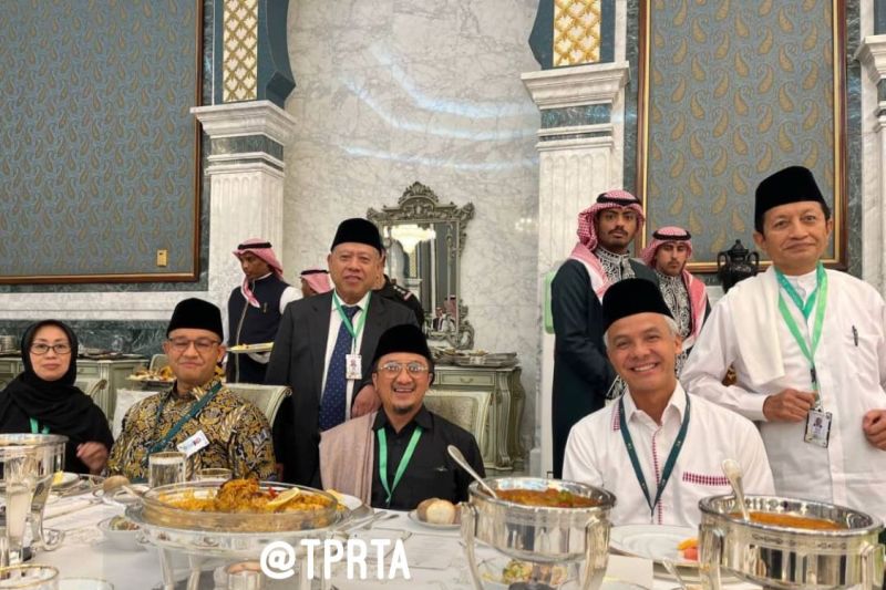 JAMUAN: Ustaz Yusuf Mansur bersama Ganjar Pranowo dan Anies Baswedan di jamuan makan siang undangan Raja Salman bin Abdulaziz al-Saud di Makkah, Kamis (29/6). Antara / HO-Yusuf Mansur