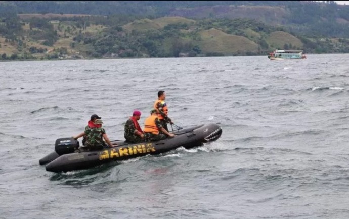 Personel Marinir yang tergabung dalam Tim SAR gabungan melakukan proses pencarian korban.