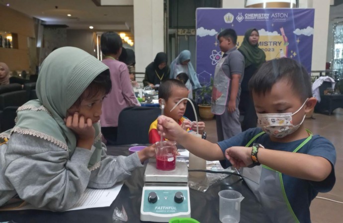 EKSPERIMEN : Anak-anak sedang mengaduk cairan kental di dalam gelas kimia yang sedang dipanaskan dengan  hot plate laboratorium. Siti/Pontianak Posr