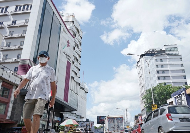 SUMBER PAJAK: Bangunan hotel dan restoran banyak berdiri di Jalan Gajah Mada. Keberadaan usaha perhotelan dan restoran menjadi salah satu pembayaran pajak terbesar di Pontianak.  HARYADI/PONTIANAKPOST