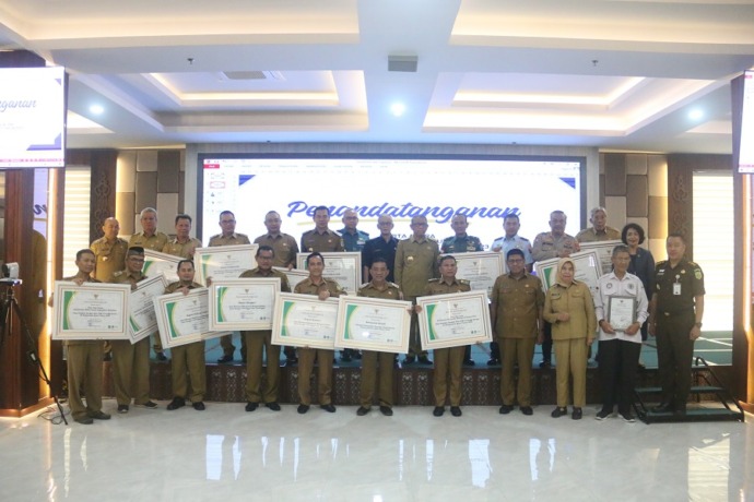 PENGHARGAAN: Gubernur Sutarmidji bersama anggota Forkopimda Kalbar foto bersama para penerima piagam penghargaan terkait IDM Kalbar Tahun 2023 di Aula Garuda, Kantor Gubernur, Selasa (4/7). BIRO ADPIM KALBAR FOR PONTIANAK POST