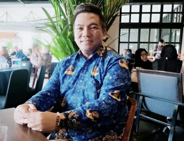 Marde menggunakan baju batik Korpri saat menghadiri acara di Hotel Golden Tulip Pontianak. foto Shando Safela