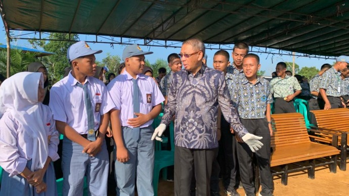 IDIL AQSA AKBARY/PONTIANAK POST SEKOLAH BARU : Gubernur Sutarmidji meletakkan batu pertama pembangunan unit sekolah baru SMAN 2 Sandai, Kabupaten Ketapang, Kamis (27/7).