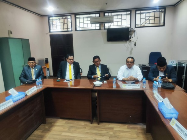 Fraksi Golkar DPRD Kalbar melakukan agenda jumpa pers dan memberikan kesempatan seluas-luasnya bagi warga Kalbar untuk mengusulkan nama-nama calon Pj Gubernur Kalbar penganti Gubernur Sutarmidji dan Wakil Gubenur Ria Norsan.
