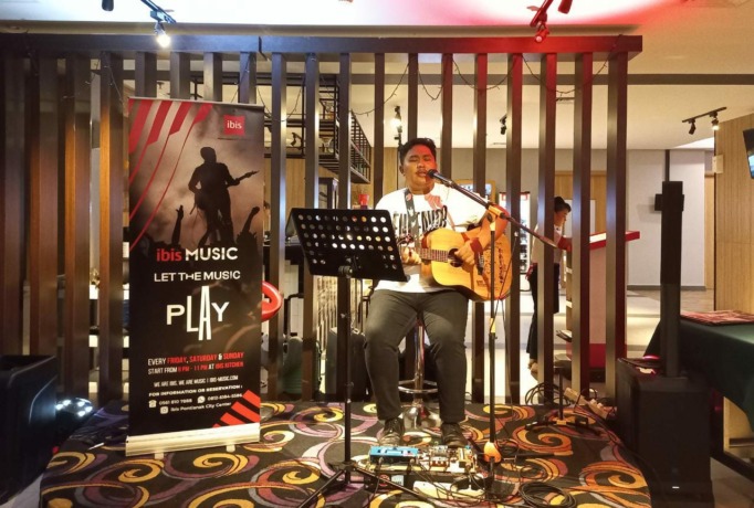 TAMPIL : Musisi lokal, Wakman tampil perdana di program Live Music Ibis Pontianak City Center, Rabu (26/7) malam.