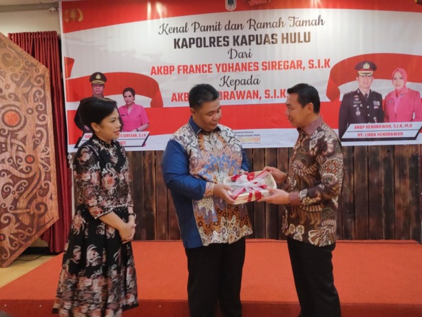 CENDERAMATA: Bupati Kapuas Hulu Fransiskus Diaan memberikan cenderamata kepada mantan Kapolres Kapuas Hulu AKBP France Yohanes Siregar. Taufik Pontianak Post