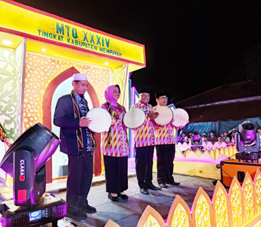 BUKA: Bupati Mempawah didampingi Wakil Bupati dan Sekda serta Wakil Ketua LPTQ Provinsi Kalbar memukul Tar tanda membuka MTQ ke-34 Kabupaten Mempawah. IST