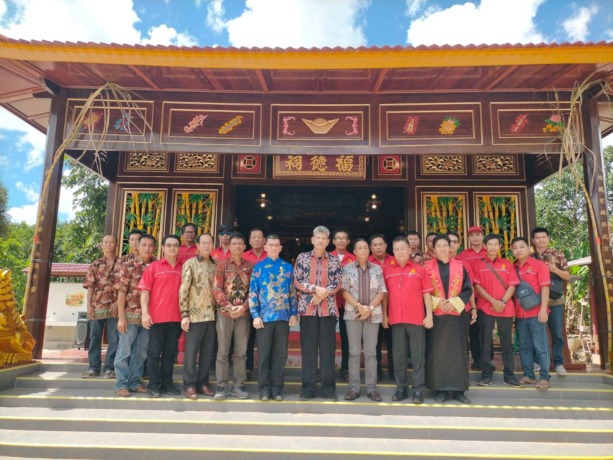 PERESMIAN: Pengurus dantamu undangan berfoto usai peresmian Kelenteng Fuk Tet Chi Singkawang, Minggu (9/7). IST